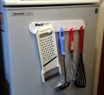 マグネット式のフックに変えて冷蔵庫に取り付けてみたところ安定感が有りなかなか満足