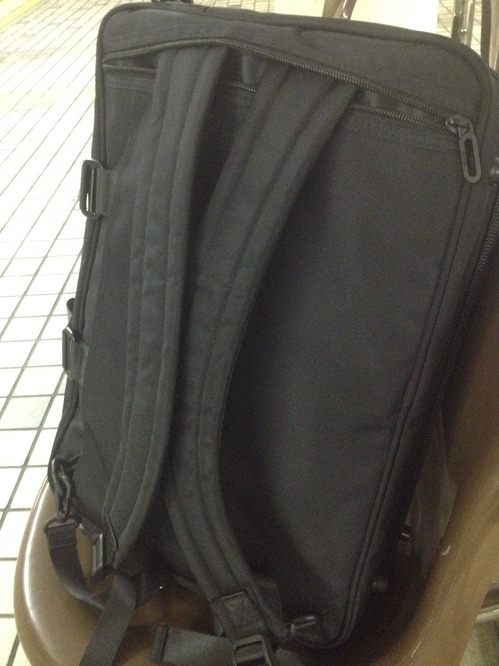 リュック・肩掛けショルダー・持てるバッグに使い分けられる鞄