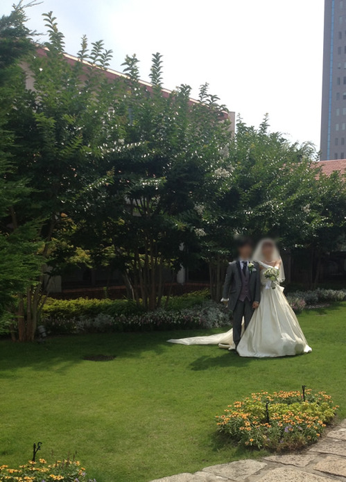 先日参列した友人の結婚式後の写真撮影の模様