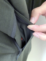 ユニクロでブロックテックパーカーを買ったんですが、撥水機能とかポケットがいいね