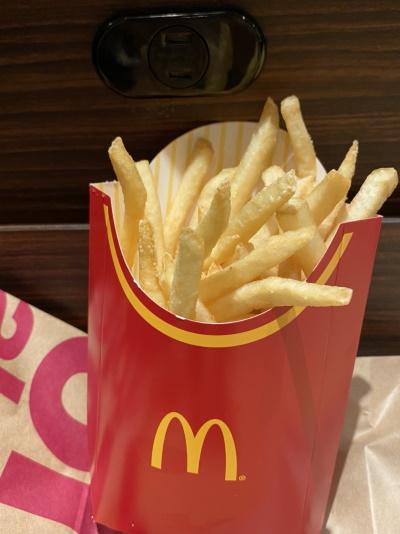 勉強するためにマクドナルドに入って一番安いメニューを頼もうとしたが食欲に負けてポテトLを頼んだ図