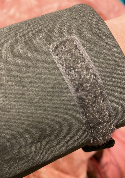 ユニクロのブロックテックパーカーにおけるマジックテープのモコモコ