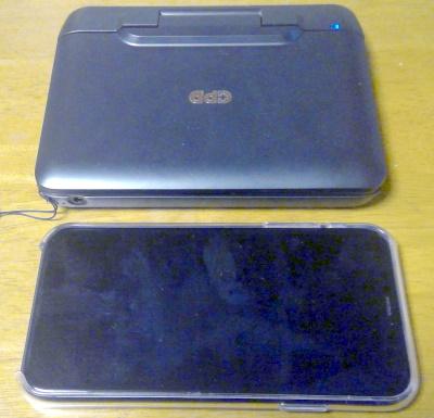 iPhone11（無印）とGPD MicroPCとの大きさ比較